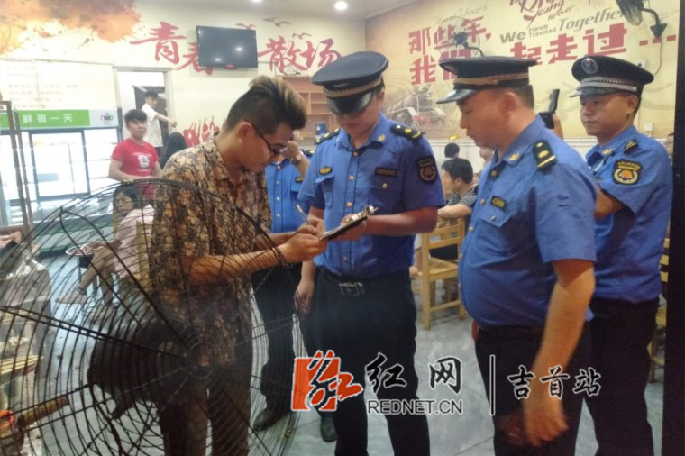 吉首市城管執法局鎮溪執法大隊加強對轄區內夜市燒烤管理