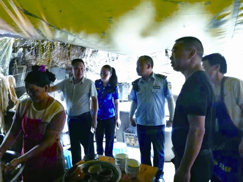 巫山縣多部門聯合對東轉盤附近餐館開展餐飲油煙整治