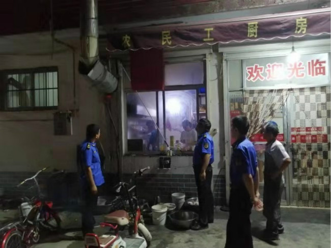 善南執法中隊開展清理夜間餐飲油煙污染專項整治活動