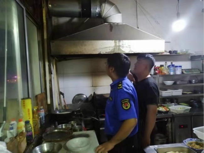 善南執法中隊開展清理夜間餐飲油煙污染專項整治活動