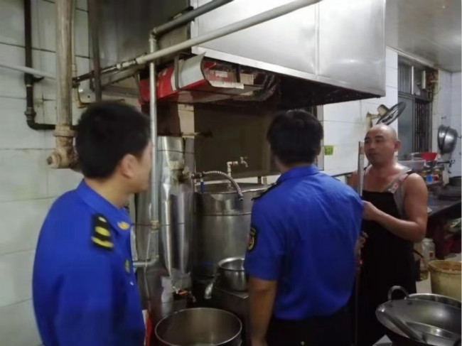 善南執法中隊開展清理夜間餐飲油煙污染專項整治活動