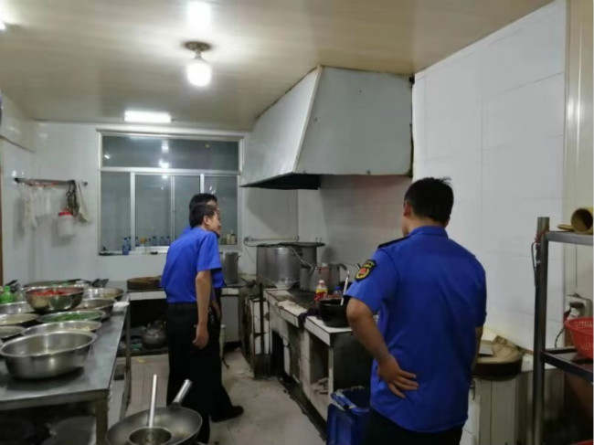 善南執法中隊開展清理夜間餐飲油煙污染專項整治活動