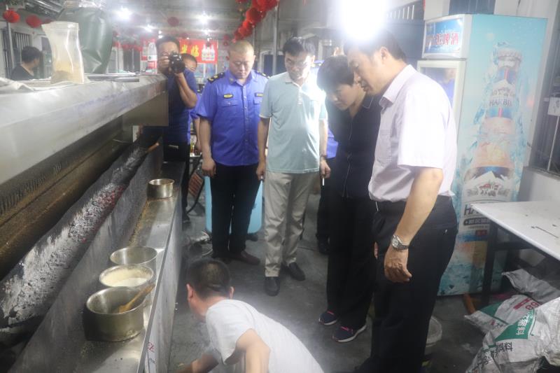 聊城市開展餐飲油煙污染夜查行動