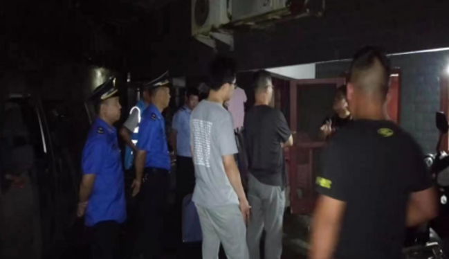 新開鋪街道多部門聯合開展餐飲油煙專項整治行動