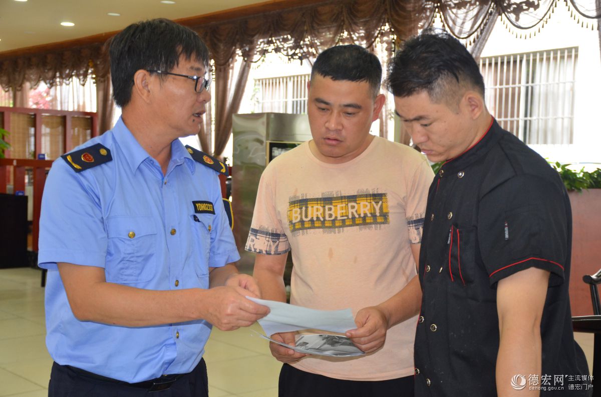 瑞麗市開展餐飲油煙污染治理工作