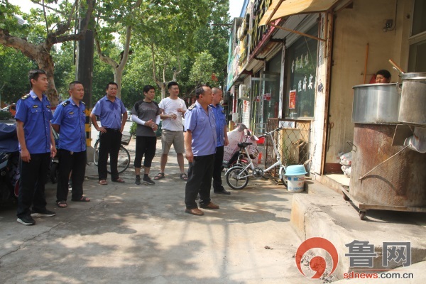 光明路街道開展餐飲油煙排放專項整治