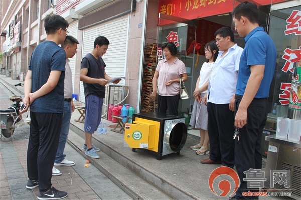 光明路街道開展餐飲油煙排放專項整治