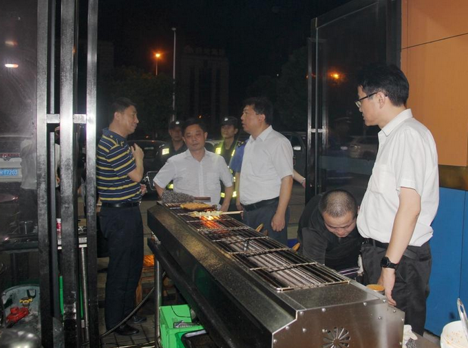 安慶市常務副市長率隊夜查餐飲油煙治理工作