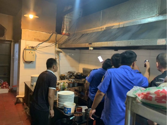 梧桐辦事處開展餐飲門店油煙專項整治行動