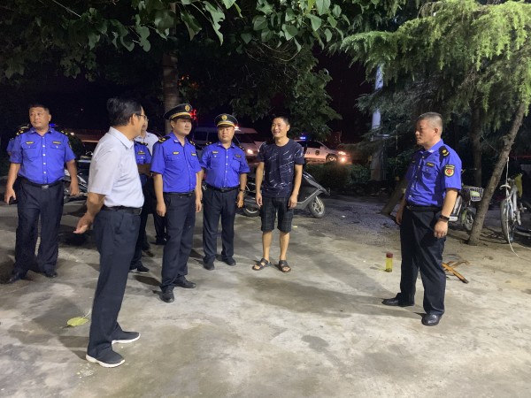 善南執法中隊開展夜間餐飲油煙污染巡查行動