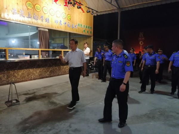 善南執法中隊開展夜間餐飲油煙污染巡查行動