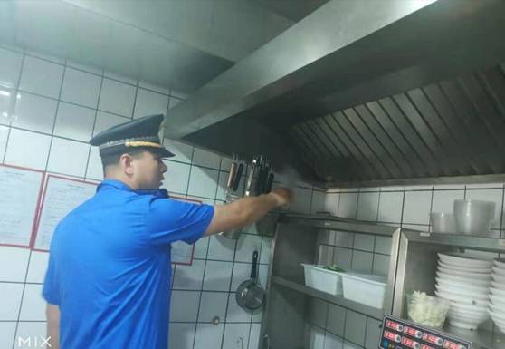 曲江城管執法局采取四個措施八個步驟 強化餐飲油煙治理