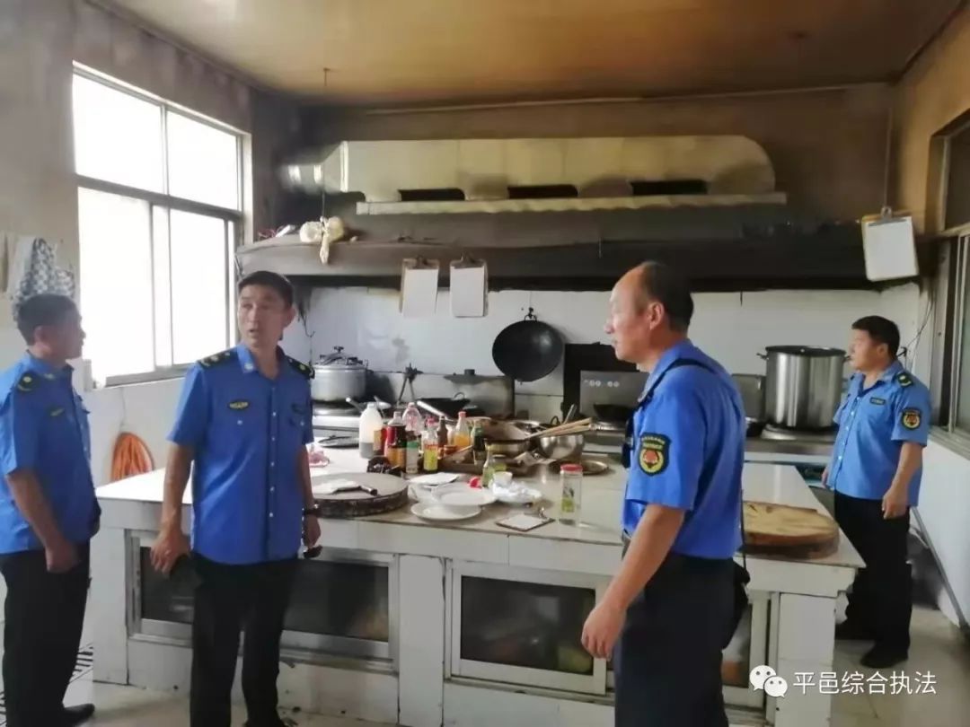 武臺鎮多部門聯動開展餐廚油煙污染專項整治行動