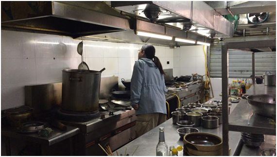 月畔灣社區開展餐飲服務業油煙治理專項行動