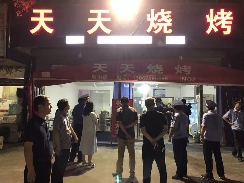 勝山鎮多部門聯合開展餐飲業油煙污染夜間整治