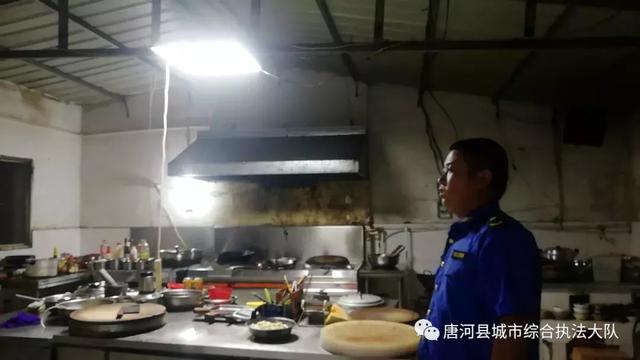 唐河城管加大餐飲油煙治理力度