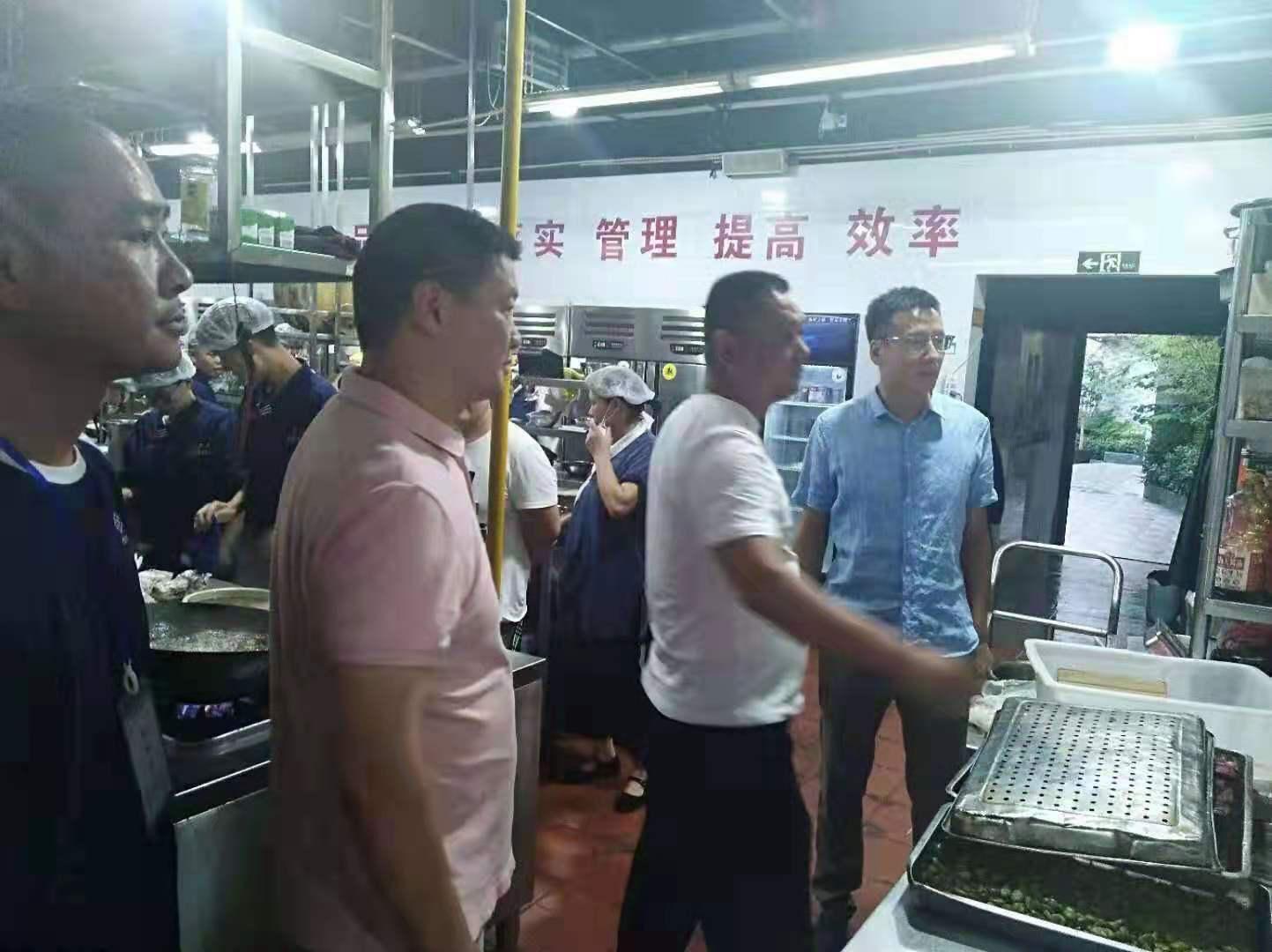 古城辦對轄區餐飲企業開展了油煙二次凈化設施推廣活動