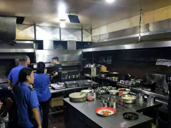 東營經濟技術開發區城管執法開展餐飲業環境污染專項整治行動