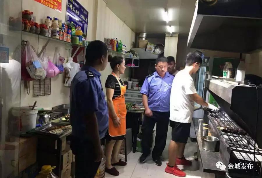 金城街道開展餐飲單位油煙排放夜間巡查