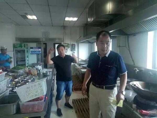 洛陽白馬寺鎮對醫院食堂企業餐廳油煙凈化設備進行檢查