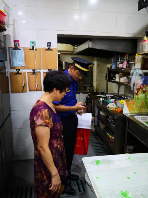 小港執法中隊開展餐廚垃圾專項檢查行動