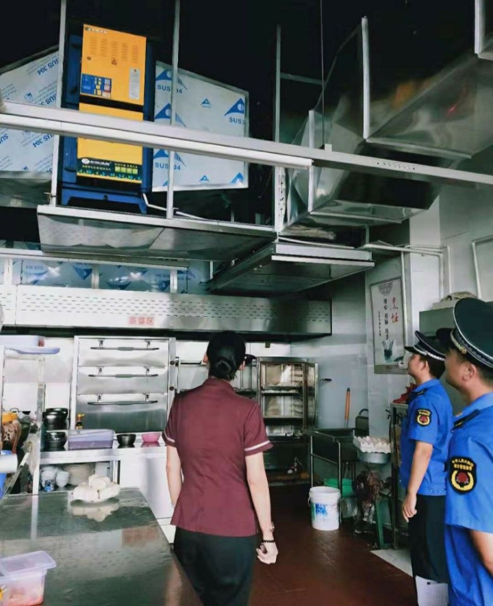 桃花源城管分局古鎮中隊開展餐飲業油煙凈化設施摸底排查