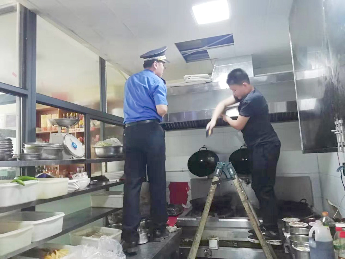 東風路執法中隊開展油煙治理工作