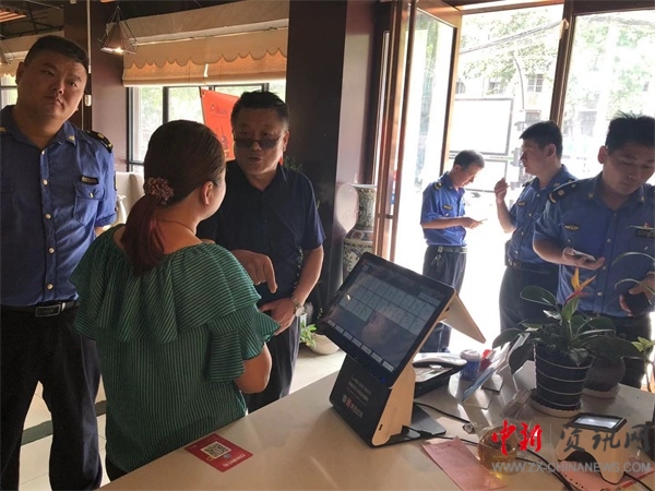 開封市示范區城管局對漢興路東段12余家餐飲店進行督導檢查
