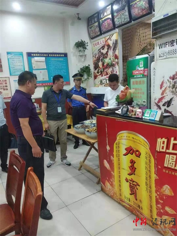 開封市示范區城管局對漢興路東段12余家餐飲店進行督導檢查