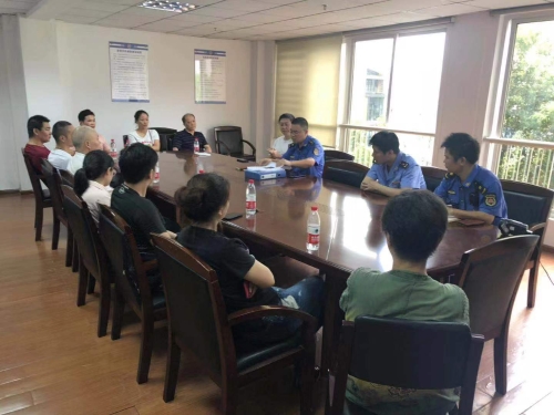 望春中隊約談青林灣西區內街餐飲店推進油煙污染防治工作