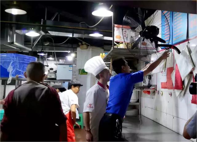 平昌縣綜合行政執法局開展城區餐飲行業油煙凈化設備專項檢查