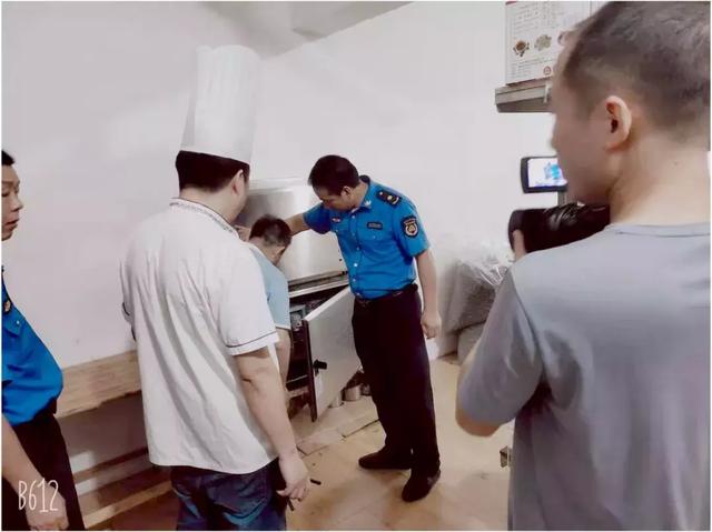 平昌縣綜合行政執法局開展城區餐飲行業油煙凈化設備專項檢查