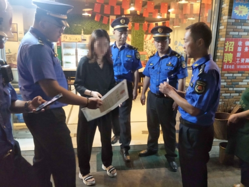 綿陽市經開區城管分局開展油煙污染及市容秩序專項集中整治行動