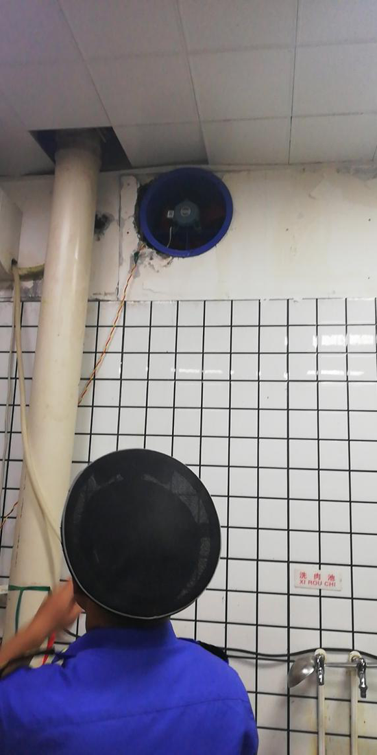 秦辦中隊開展油煙凈化設施排放油煙行為整治行動