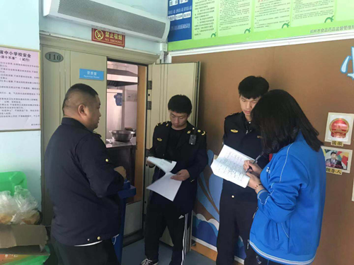 鄭州高新區石佛辦開展餐飲油煙“一日一檢”專項整治行動