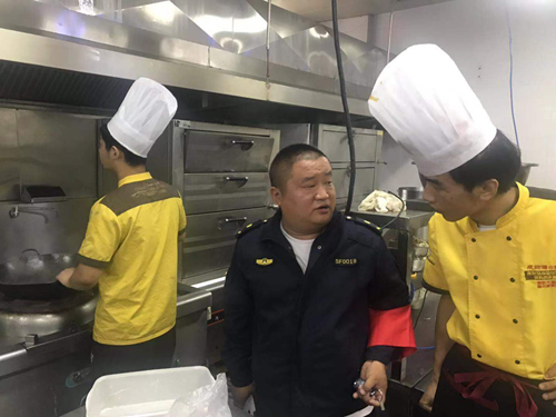 鄭州高新區石佛辦開展餐飲油煙“一日一檢”專項整治行動