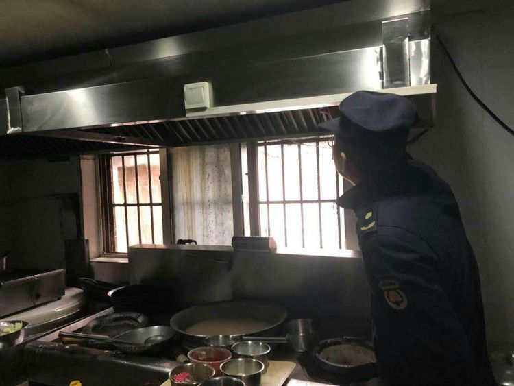 西安市經開區開展垃圾分類督導檢查及餐飲油煙治理工作