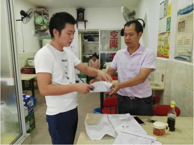 新開鋪社區工作人員對餐飲門店油煙情況進行檢查