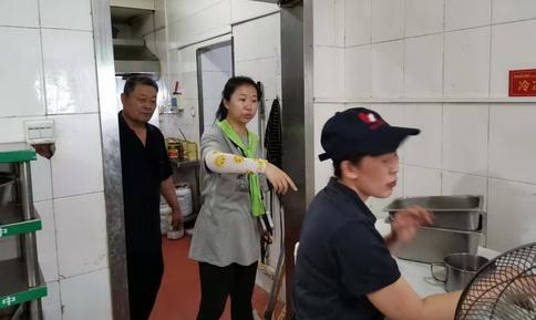 任城區古槐街道東門社區協調整改油煙擾民問題