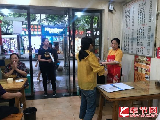 永安街道人和社區開展餐飲油煙污染防治“以獎促治”宣傳