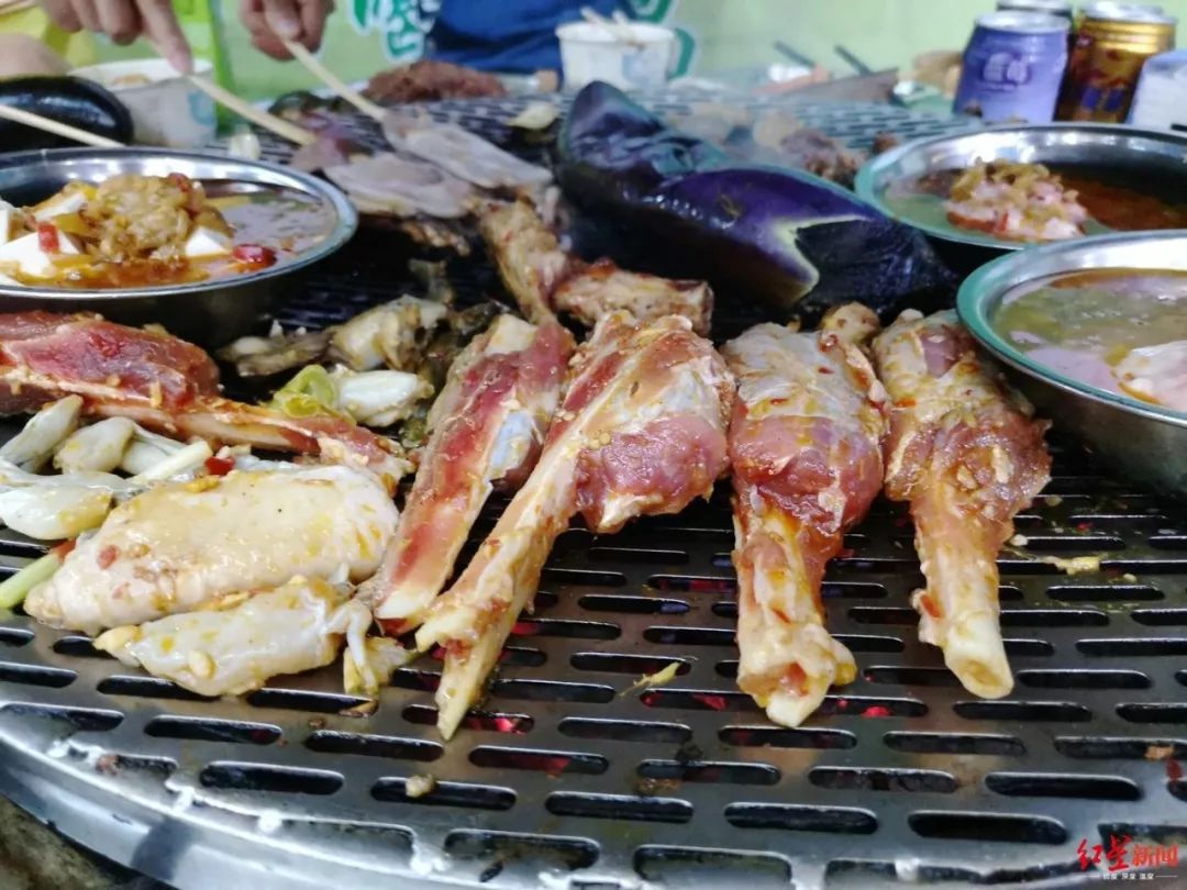 國慶假期西昌燒烤店生意火爆場面壯觀 