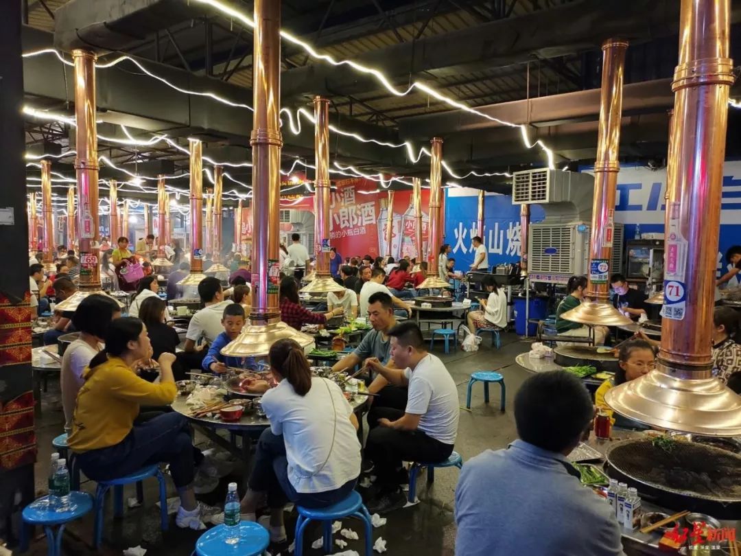 國慶假期西昌燒烤店生意火爆場面壯觀 