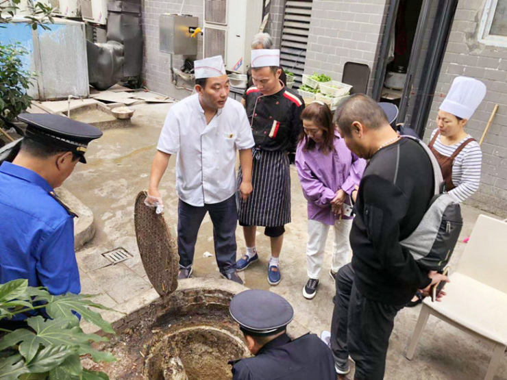 龍泉街道泉林社區開展餐飲業油煙污染專項整治行動