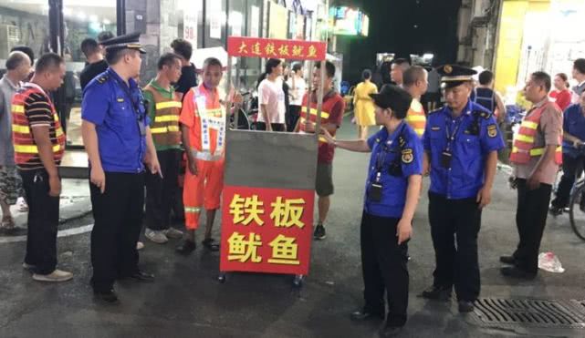 航城街道綜合執法隊整治大排檔露天燒烤亂象