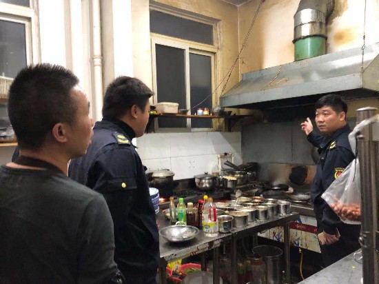 礦山集街道辦事處城管中隊開展餐飲油煙專項整治行動