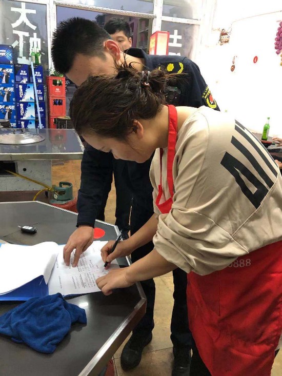 礦山集街道辦事處城管中隊開展餐飲油煙專項整治行動