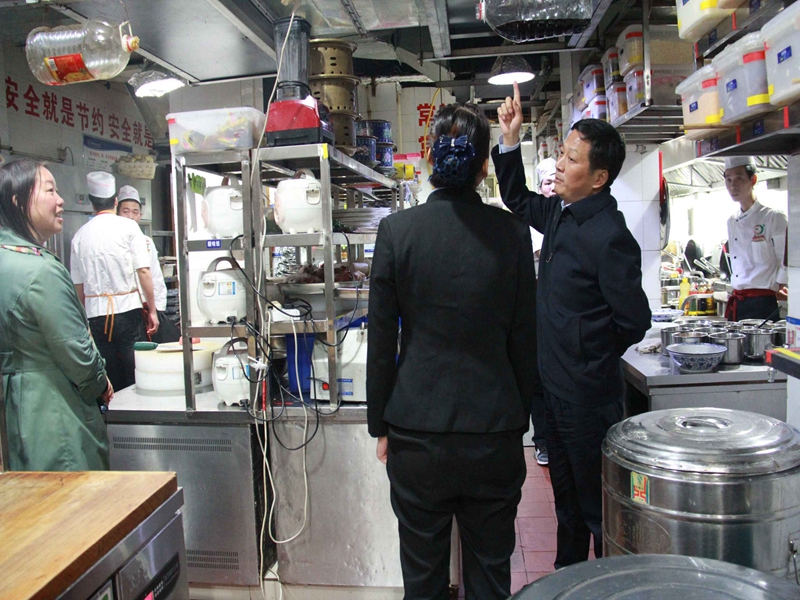 安康市城管執法局局長陸隆敏檢查餐飲油煙、散煤整治工作