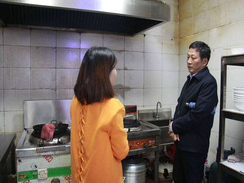 安康市城管執法局局長陸隆敏檢查餐飲油煙、散煤整治工作