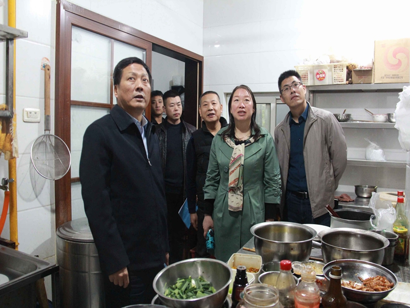 安康市城管執法局局長陸隆敏檢查餐飲油煙、散煤整治工作