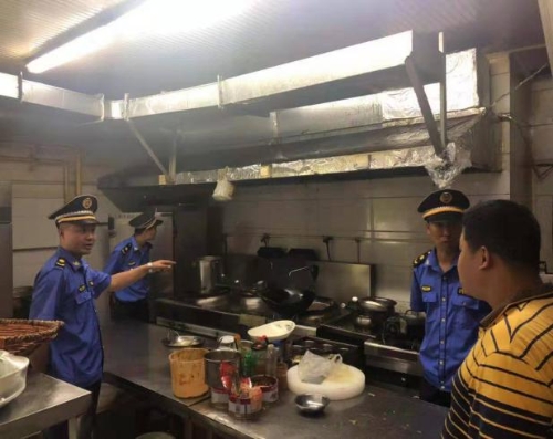 任城區南苑大隊“三加強”開展餐飲業油煙治理專項行動